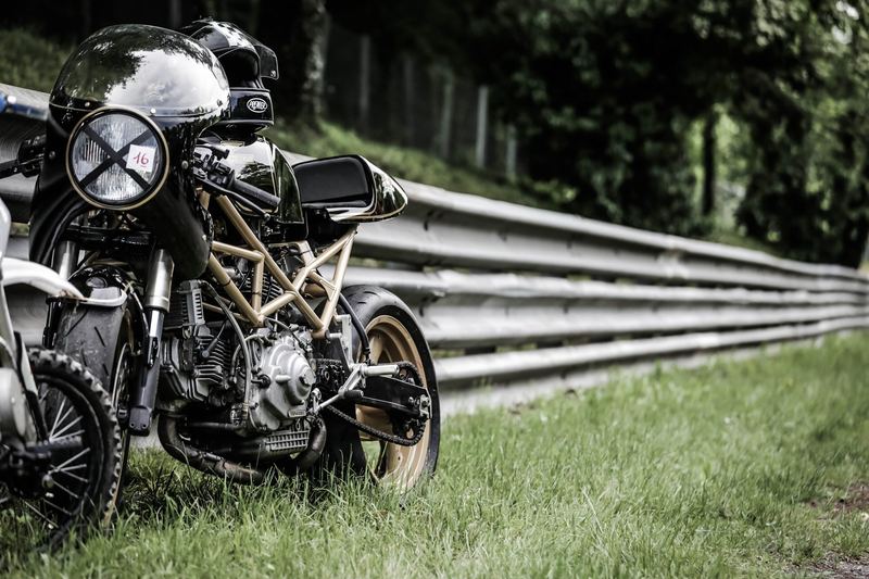 Ducati special col telaio oro accanto al guardrail