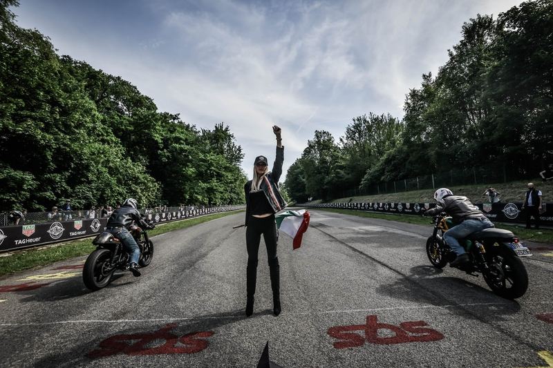 Bandierina alzata, due moto che scattano