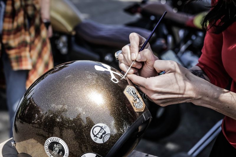 Pennellino su casco metallizzato