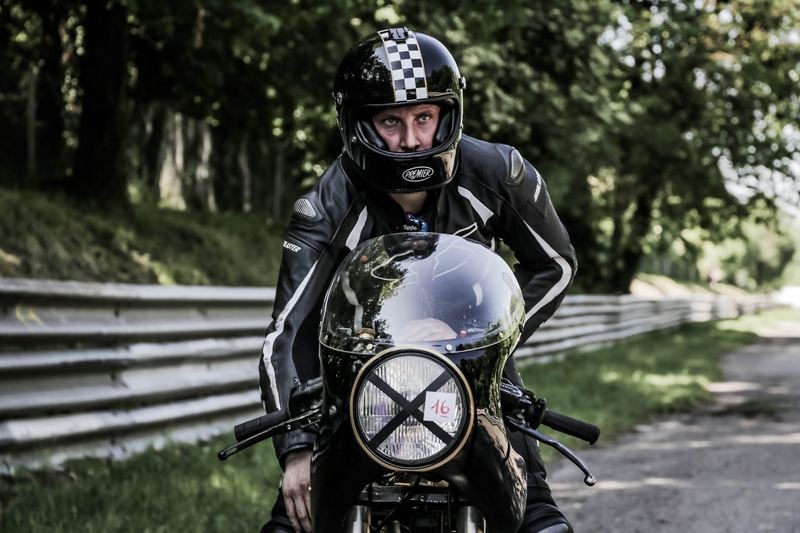 Casco a scacchi sulla cafe racer, frontale