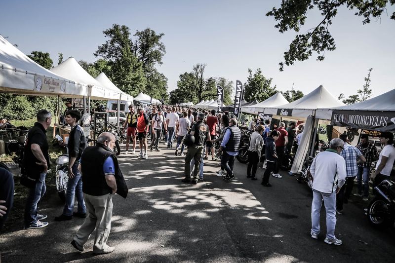 Il viale del paddock pieno di gente in controluce