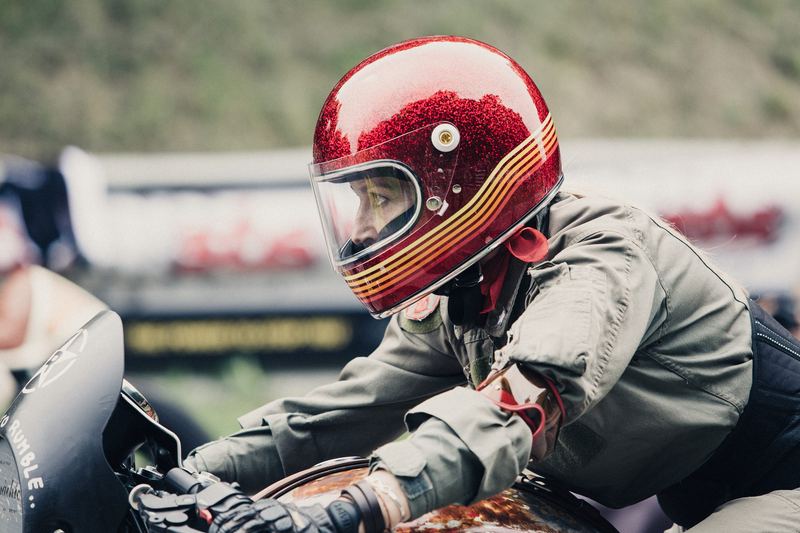 Casco rosso metallizzato a righe