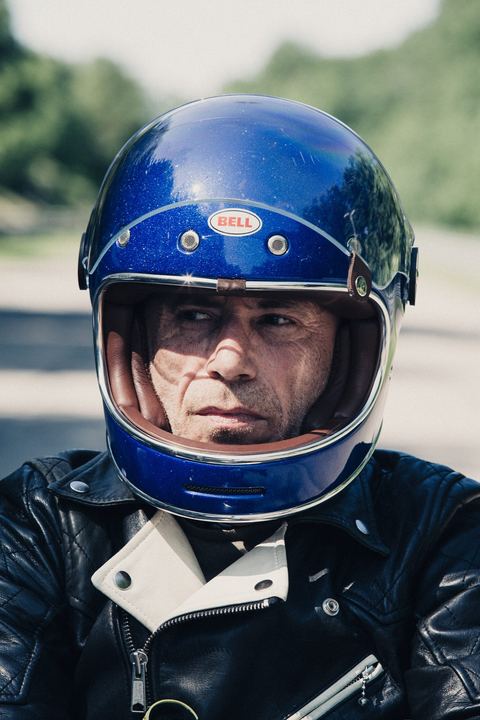 Ritratto col casco Bell blu