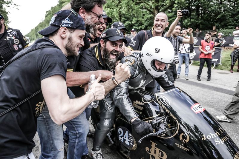 La squadra festeggia il pilota della #24
