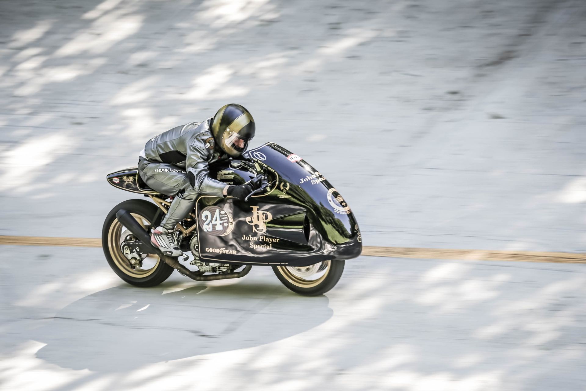 La moto numero 24 sul cemento curvo della sopraelevata