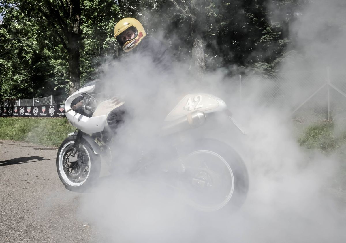 Burnout, casco giallo avvolto dal fumo bianco