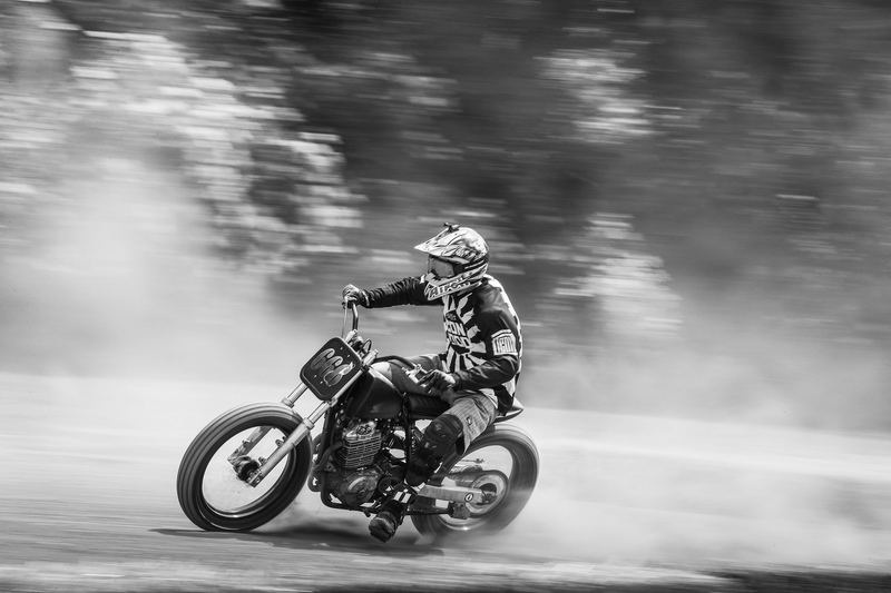Panning nella nuvola di polvere, bianco e nero