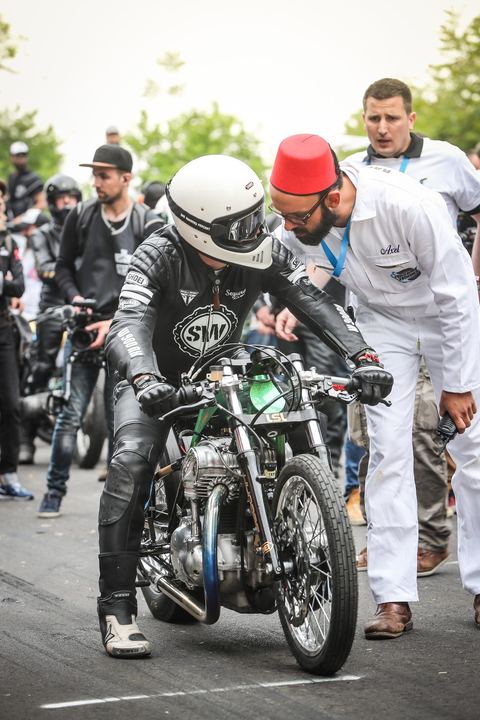 Pilota SW in griglia, il commissario col fez gli parla