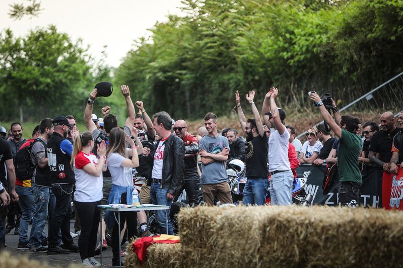 Pubblico dietro le balle di fieno che esulta