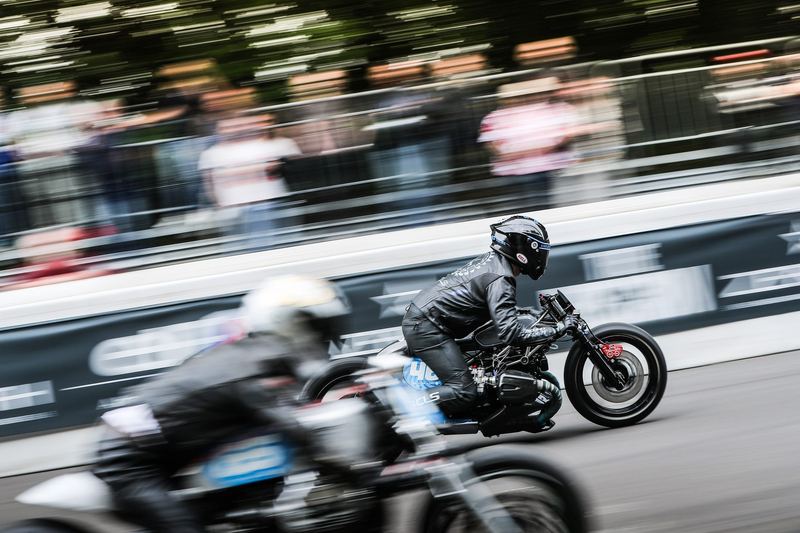 Uno contro uno, due moto appaiate in panning