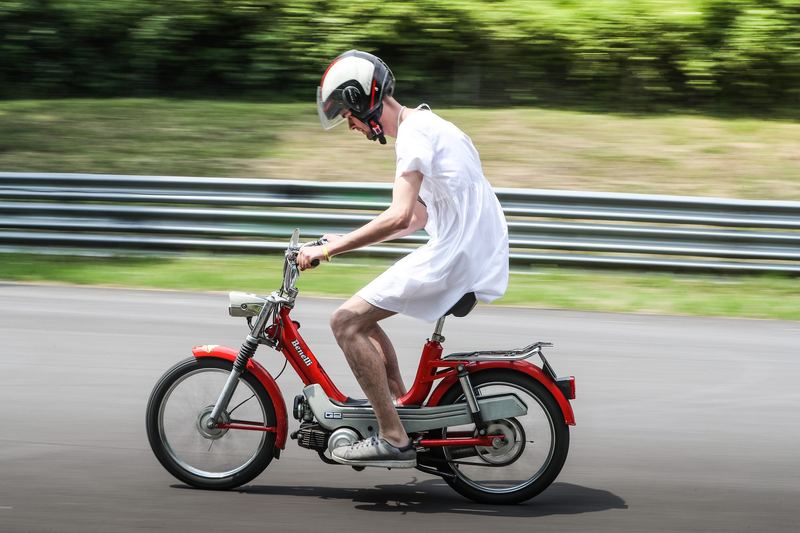 Gara dei motorini: vestito bianco su Ciao rosso