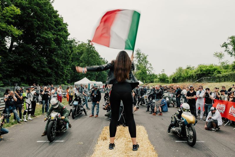 La starter col tricolore, moto ai lati, pubblico