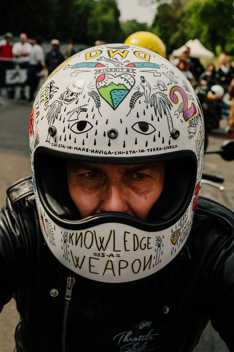 Casco disegnato a mano 'knowledge is a weapon'