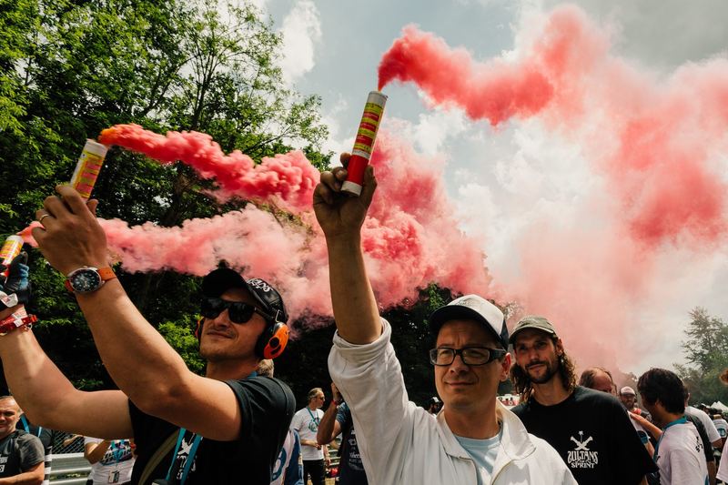 Fumogeni rosa lungo la pista