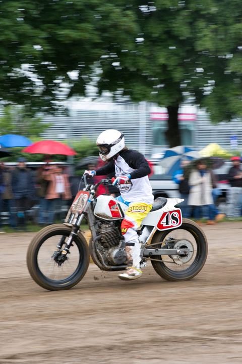 Flat tracker n. 4 in panning, ombrelli dietro