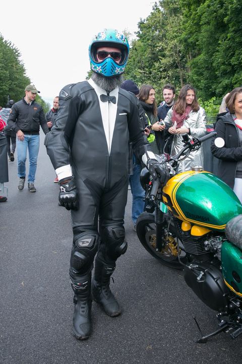 Tuta di pelle stampata a smoking, casco in mano