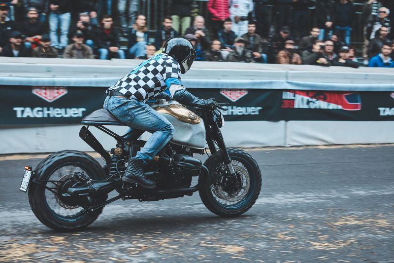 Special BMW sul rettilineo bagnato davanti alla tribuna piena