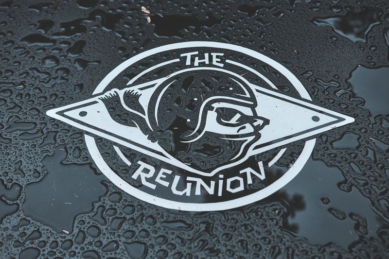 Logo The Reunion sul serbatoio coperto di pioggia