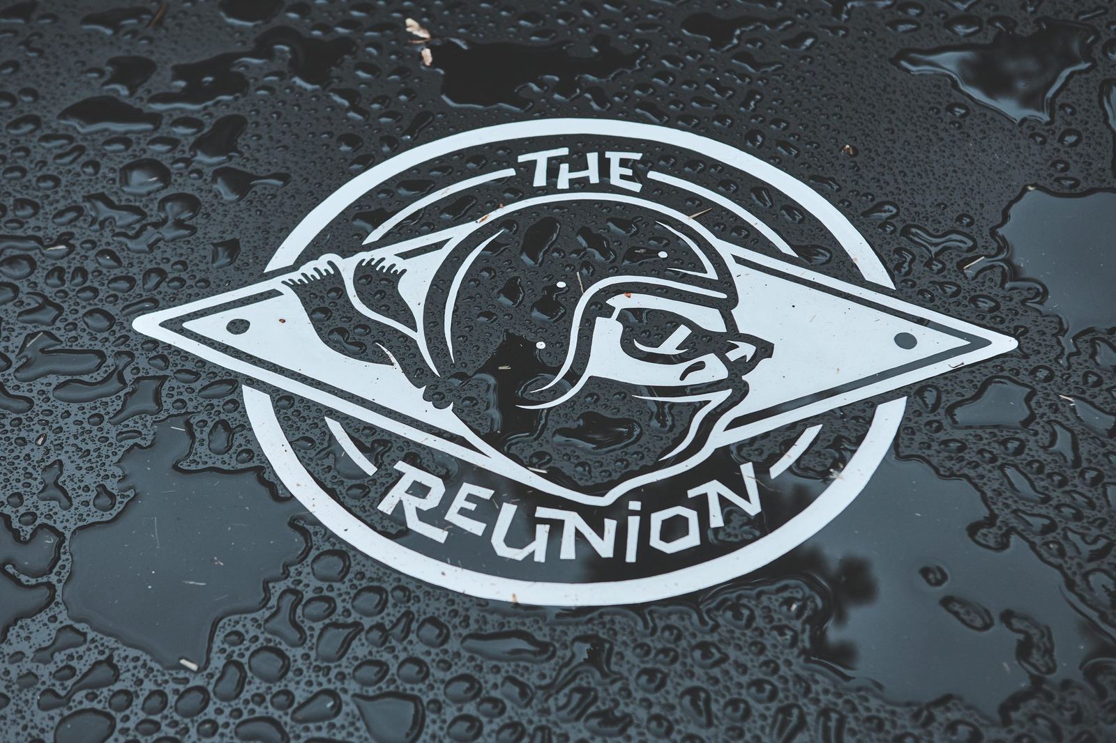 Logo The Reunion sul serbatoio coperto di pioggia