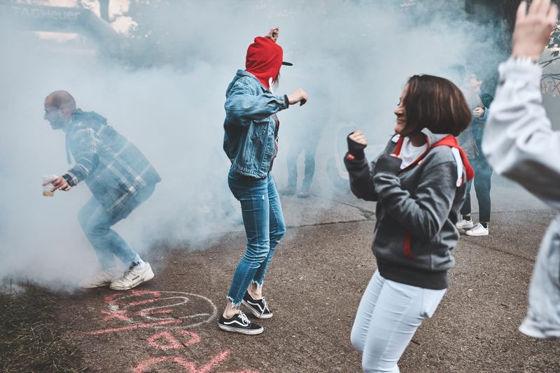 Gente che balla nel fumo dei burnout