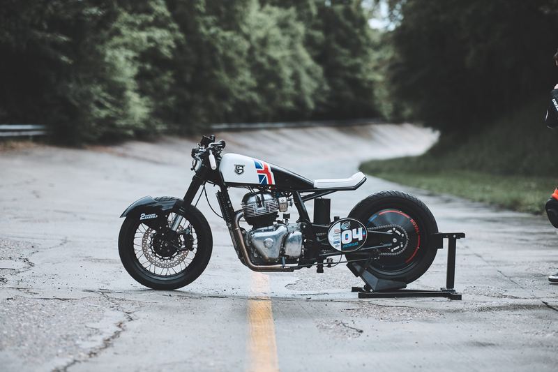 Cafe racer da sola sul cemento della sopraelevata bagnata
