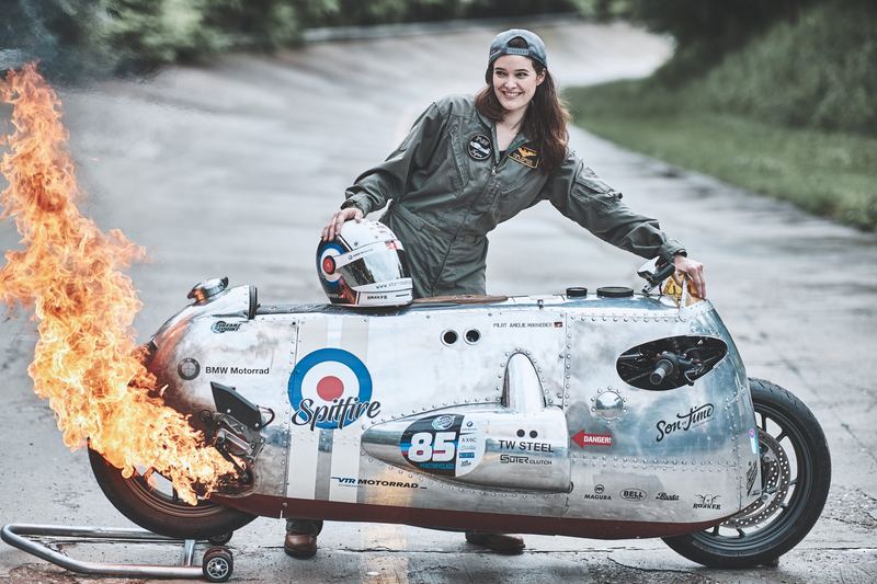 Lo streamliner Spitfire n. 85 sputa fiamme sulla sopraelevata bagnata